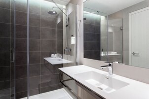 Ducha, cabezal de ducha tipo lluvia, secador de pelo, toallas