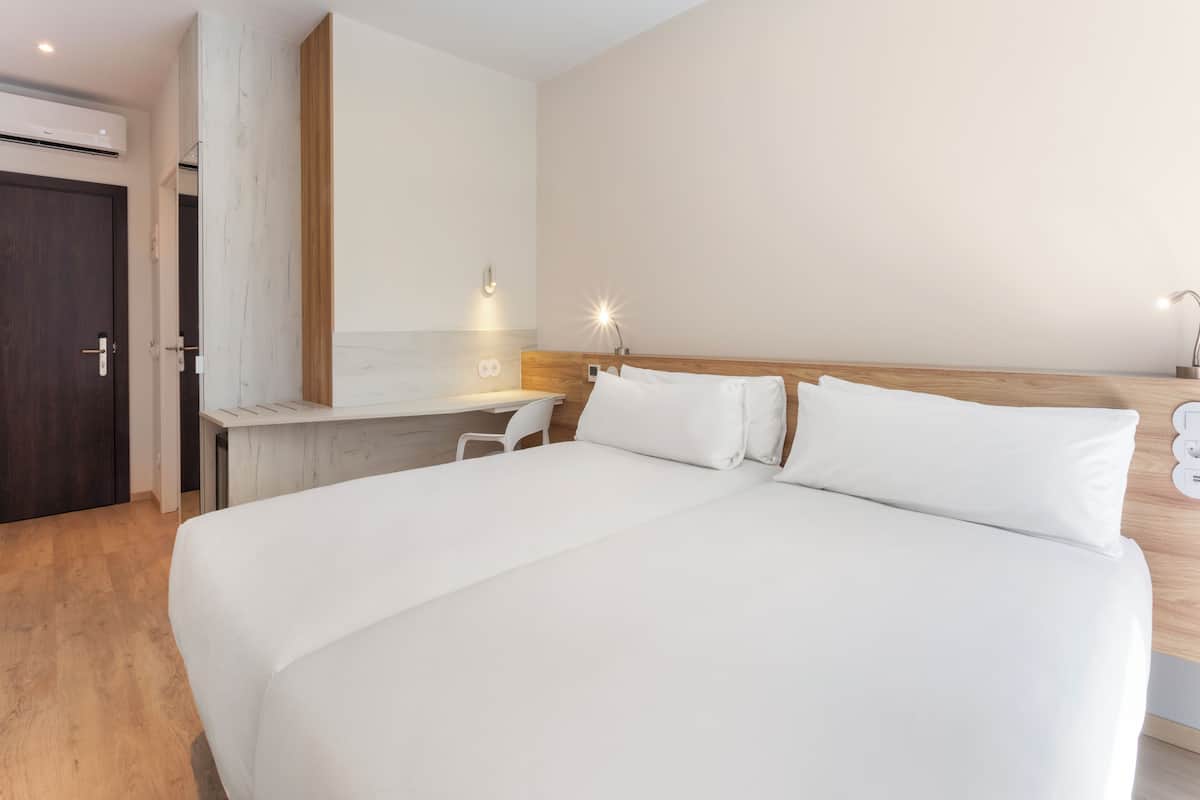 Kamar Twin Standar | Brankas, kedap suara, setrika/meja setrika, dan Wi-Fi gratis
