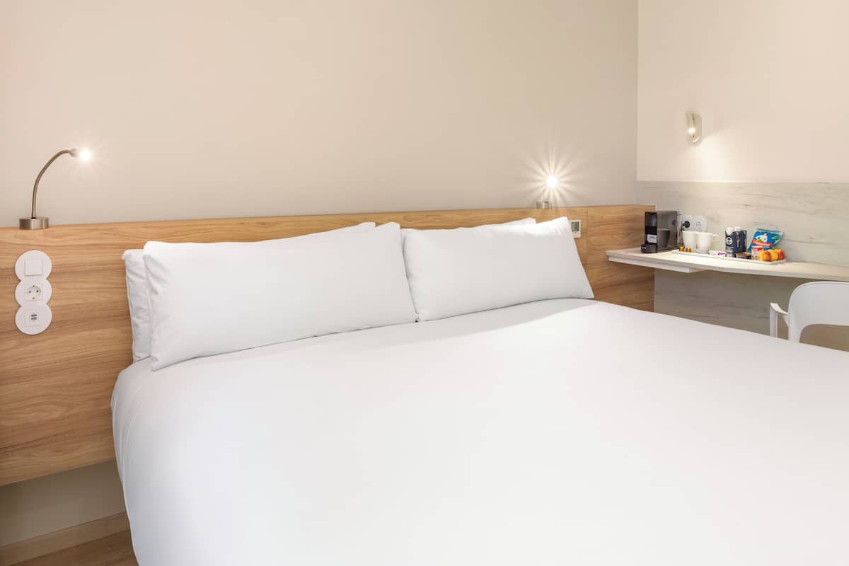 Habitación doble Premier | Caja de seguridad en la habitación y insonorización