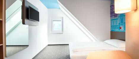 Hypo-allergenic bedding, desk, soundproofing, free WiFi