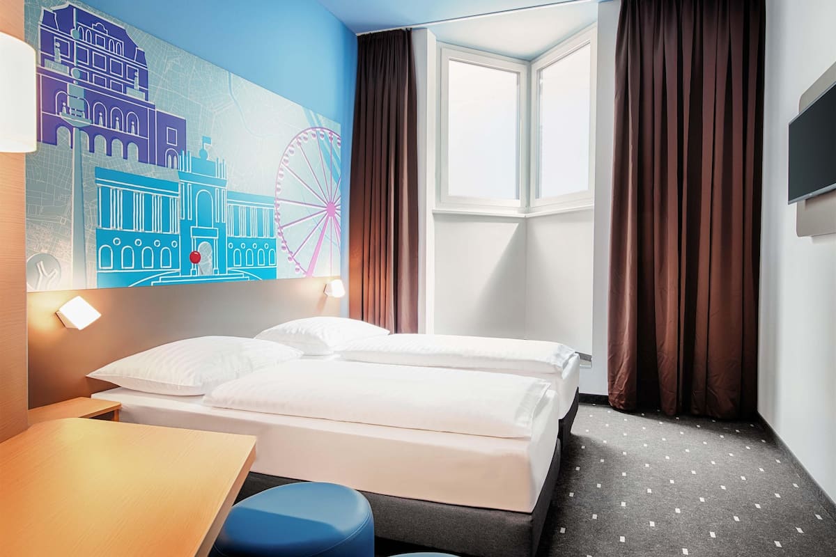Twin kamer | Hypoallergeen beddengoed, een bureau, geluiddichte muren, gratis wifi