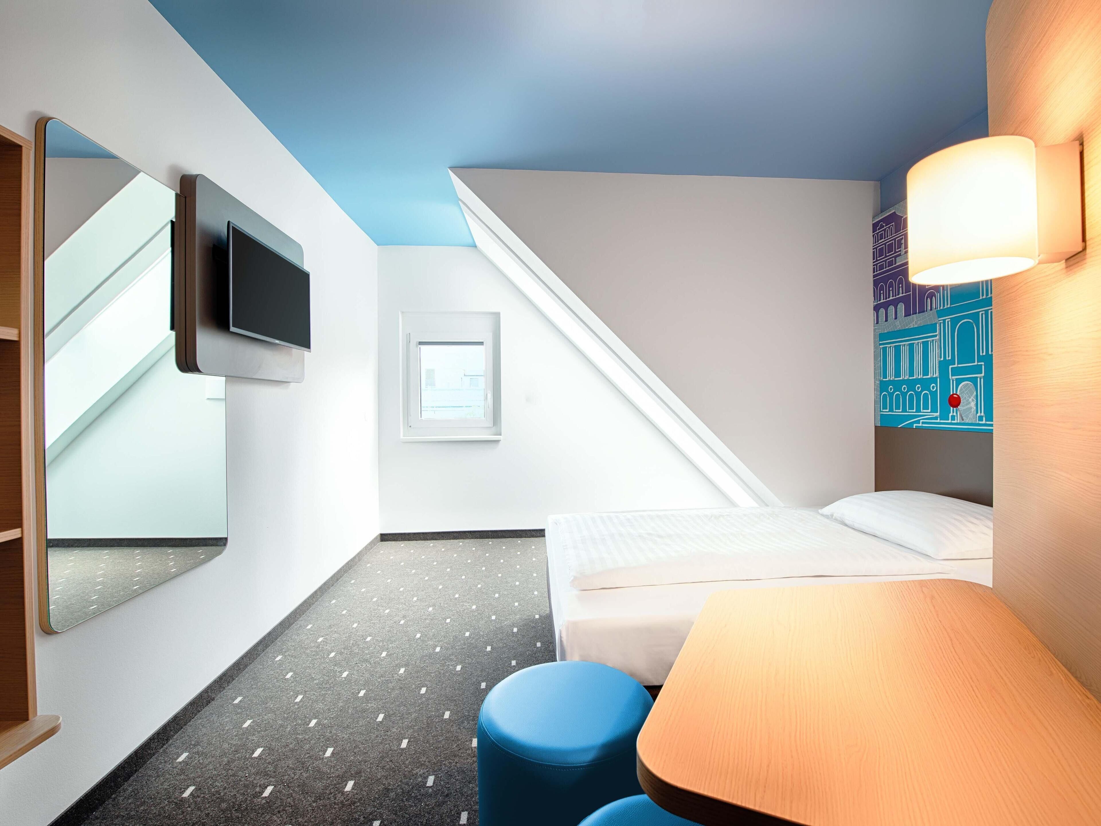 Hypo-allergenic bedding, desk, soundproofing, free WiFi