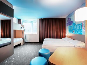 Quadruple Room | Hypo-allergenic bedding, desk, soundproofing, free WiFi