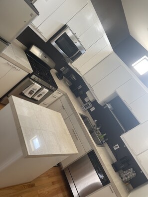 Refrigerador, microondas, horno y parrilla de estufa 