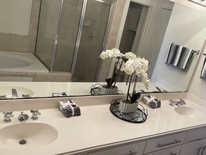 Tina con regadera, toallas, jabón, papel de baño 