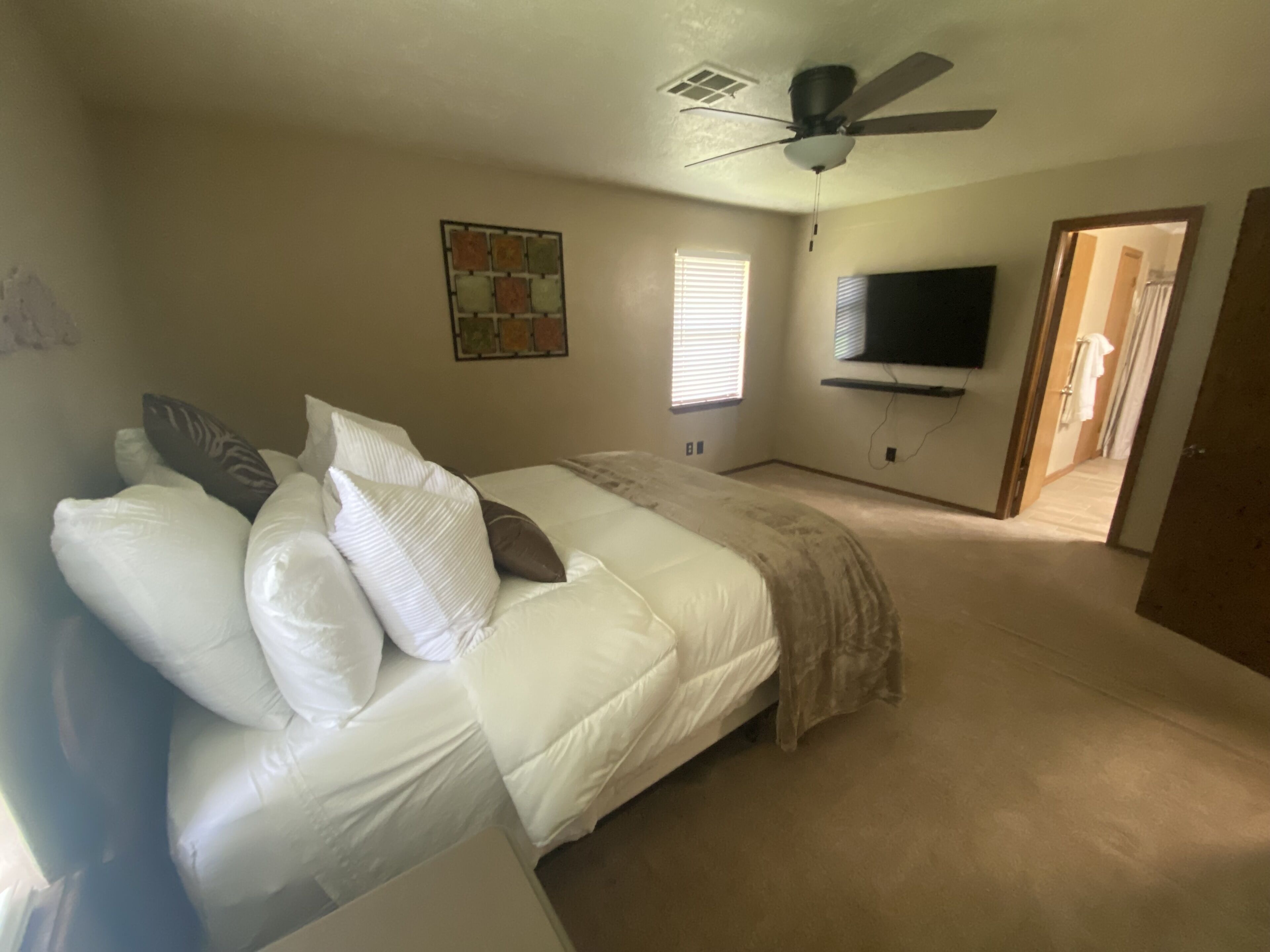 4 habitaciones, escritorio y tabla de planchar con plancha 