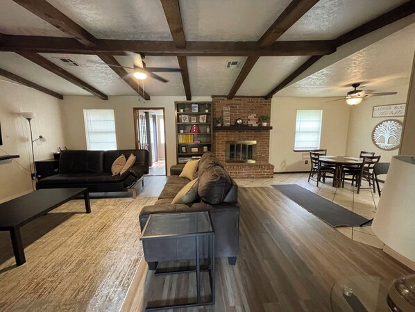 Smart-TV, Kamin, Bücher, Arbeitsbereiche