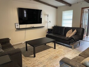 Smart-TV, Kamin, Bücher, Arbeitsbereiche