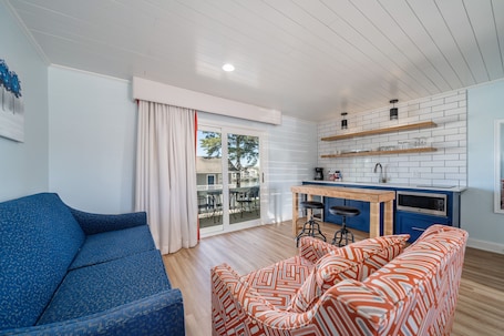 Espacio para trabajar con laptop y tabla de planchar con plancha . The Hamilton - Lakefront & Studio Suites, Hot Springs
