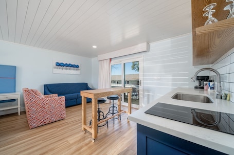 Espacio para trabajar con laptop y tabla de planchar con plancha . The Hamilton - Lakefront & Studio Suites, Hot Springs