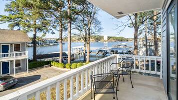 Studio Suite, 1 King Bed with Sofa bed, Resort View | Terrace/patio