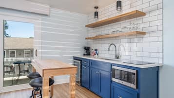 Suite estudio, 1 cama de matrimonio grande con sofá cama, vistas al complejo turístico | Espacio para trabajar con un portátil y tabla de planchar con plancha