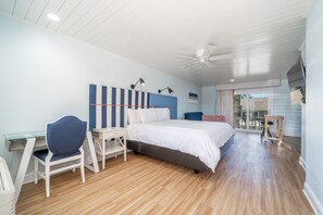 Studio suite, 1 kingsize bed met slaapbank, uitzicht op resort | Een laptopwerkplek, een strijkplank/strijkijzer, gratis wifi, beddengoed