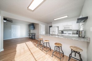 Townhome, 4 Bedrooms, Resort View | Private kitchen | Full-size fridge, microwave, stovetop, dishwasher - The Hamilton Townhouse (Hot Springs)