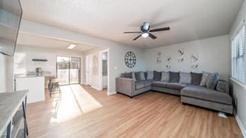 Townhome, 4 Bedrooms, Resort View | Ruang tamu | 42 inci televisyen skrin rata dengan kabel, TV