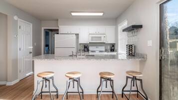 Townhome, 4 Bedrooms, Resort View | Dapur peribadi | Peti sejuk/penyejuk beku saiz penuh, ketuhar gelombang mikro, dapur