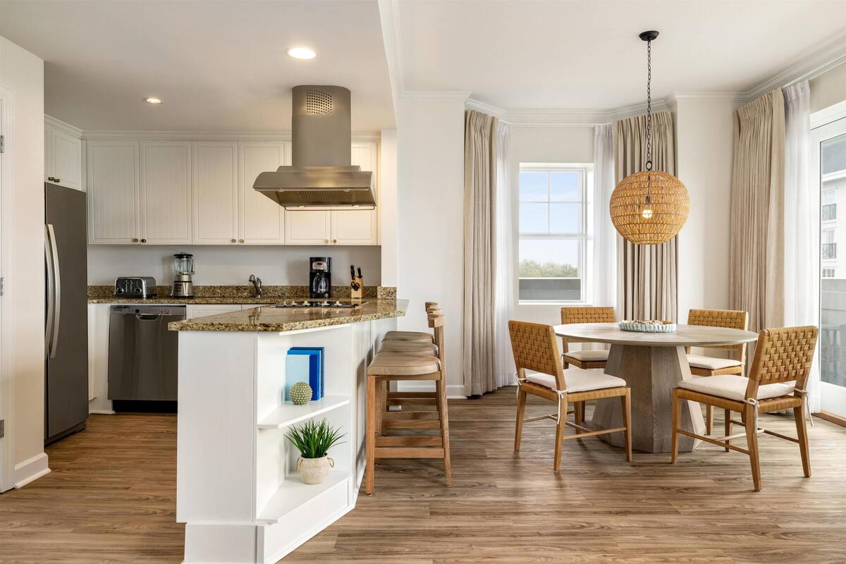Suite – premier, 2 soverom (Residence, 2 Kings) | Skrivebord, strykejern/-brett, wi-fi (inkludert) og sengetøy