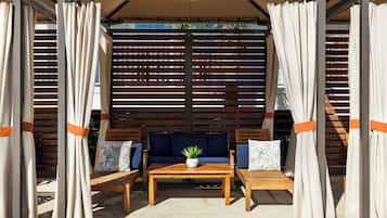 5 outdoor pools, open 7:00 AM to 10:00 PM, cabanas (surcharge)