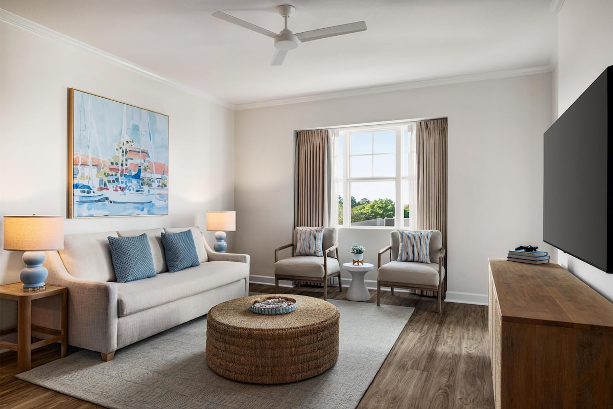 Suite – premier, 2 soverom, havutsikt (Family Residence, 1 King, 2 Queens) | Skrivebord, strykejern/-brett, wi-fi (inkludert) og sengetøy