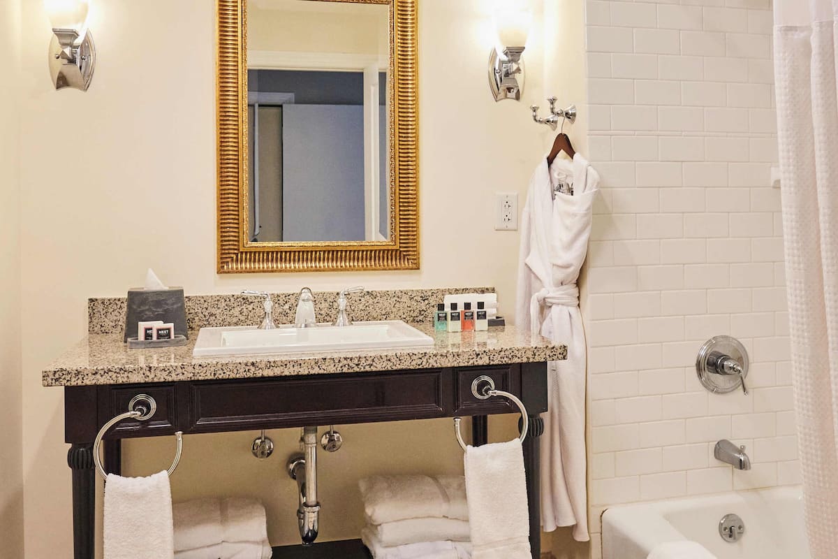 Combined shower/bathtub, free toiletries, hair dryer, towels