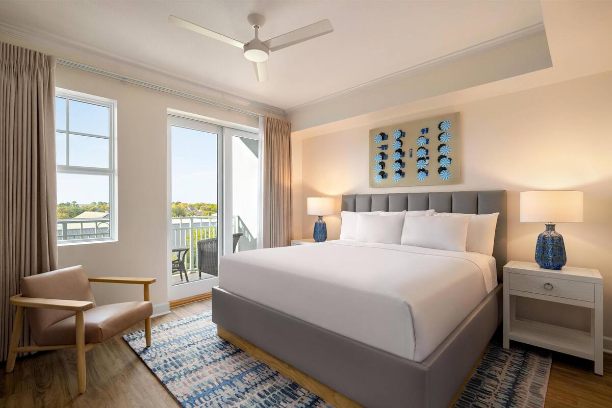 Suite – classic, 2 soverom, havutsikt (Family Residence, 1 King, 2 Queens) | Skrivebord, strykejern/-brett, wi-fi (inkludert) og sengetøy