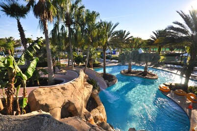 Getaway or Stay | Disney | Golf | Water Park | Free Parking | Resort Access!