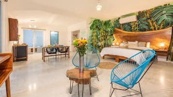 Estudio presidencial | Minibar, caja de seguridad en la habitación y escritorio