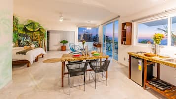 Presidential Studio | Private kitchen | Coffee/tea maker, blender, griddle, cookware/dishes/utensils