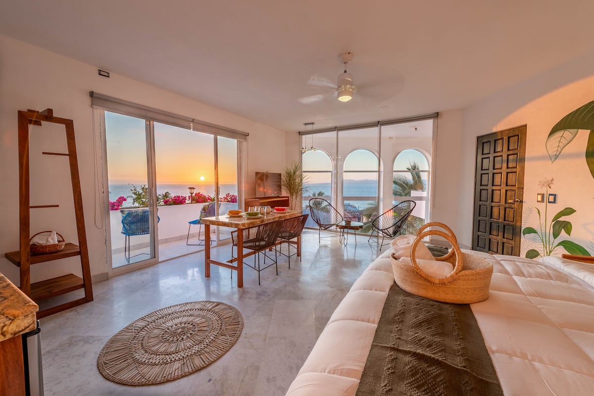 Estudio Elite | Minibar, caja de seguridad en la habitación y escritorio