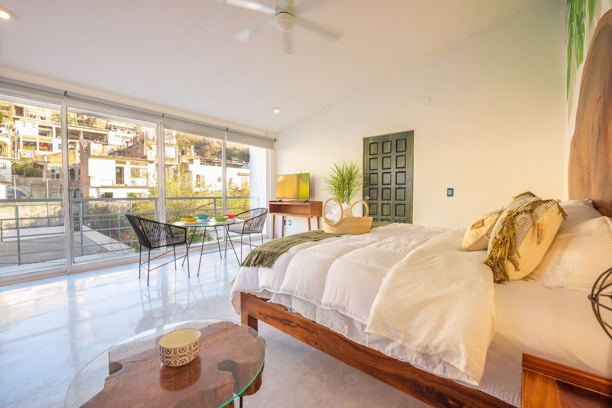 Estudio estándar | Minibar, caja de seguridad en la habitación y escritorio