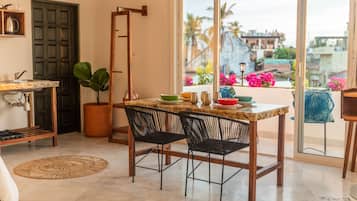 Estudio Elite | Minibar, caja de seguridad en la habitación y escritorio