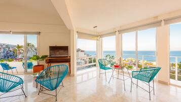 Grand Studio | Minibar, in-room safe, desk, laptop workspace