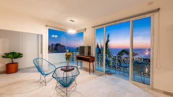 Presidential Studio | Minibar, in-room safe, desk, laptop workspace