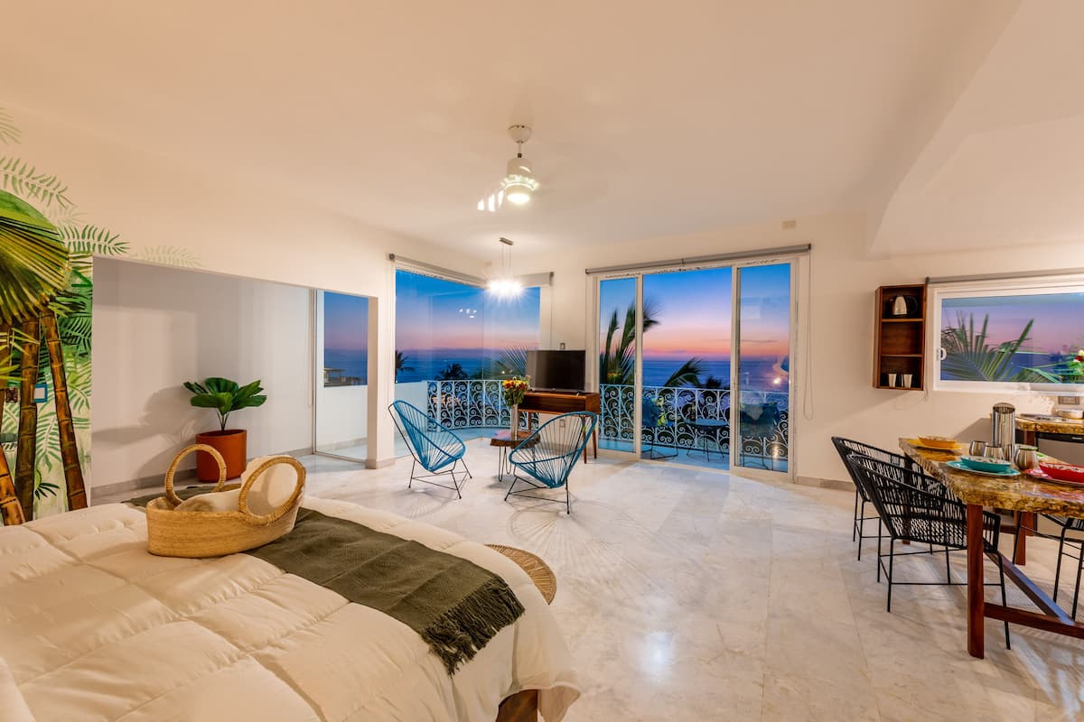 Estudio presidencial | Minibar, caja de seguridad en la habitación y escritorio