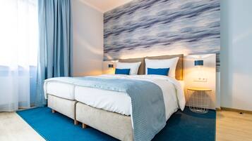 Premium-sengetøj, pengeskab på værelset, skrivebord, lydisolering