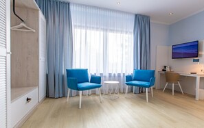 Una televisión de pantalla plana, juguetes