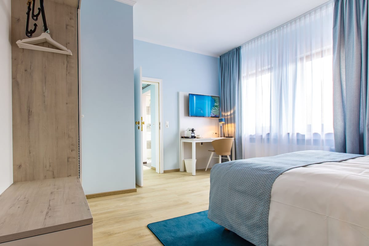 Ropa de cama de alta calidad y caja de seguridad en la habitación