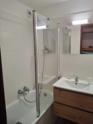 Bathtub, hair dryer
