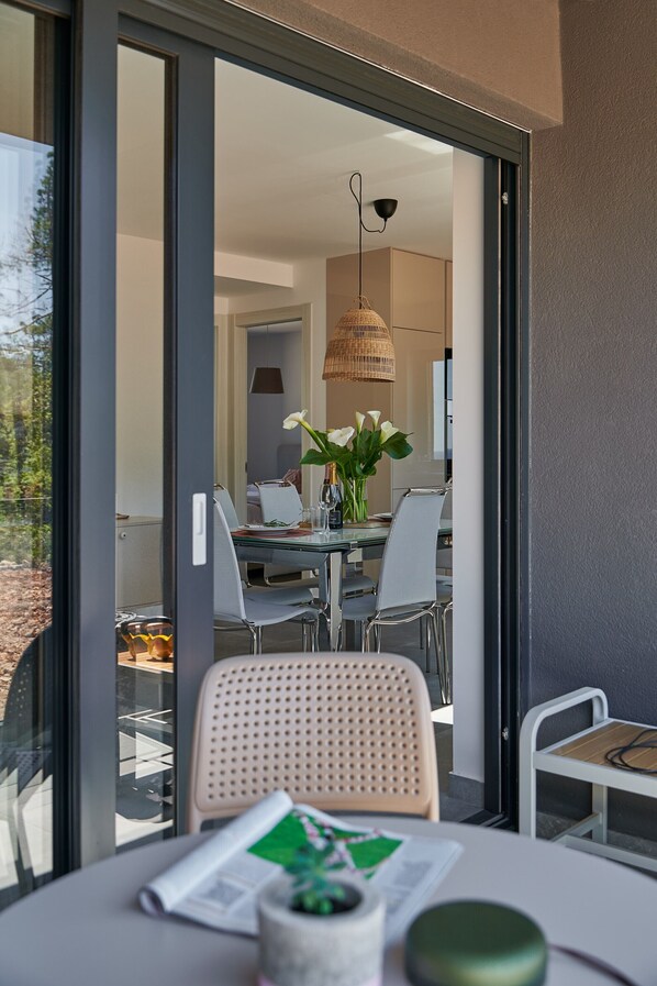 Outdoor dining - Irena Apartments - Two Bedroom Apartment with Balcony (Cavtat)