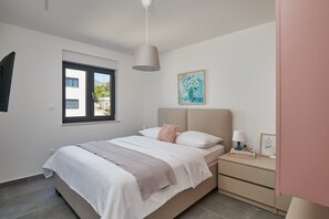 2 bedrooms, iron/ironing board, WiFi, bed sheets