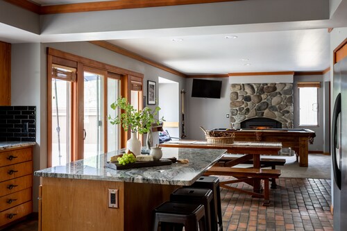 Skylight by AvantStay | Elevated Mountain Home w/ Hot Tub, Billiards,Large Patio