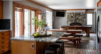 Skylight by AvantStay | Elevated Mountain Home w/ Hot Tub, Billiards,Large Patio
