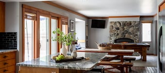 Skylight by AvantStay | Elevated Mountain Home w/ Hot Tub, Billiards,Large Patio