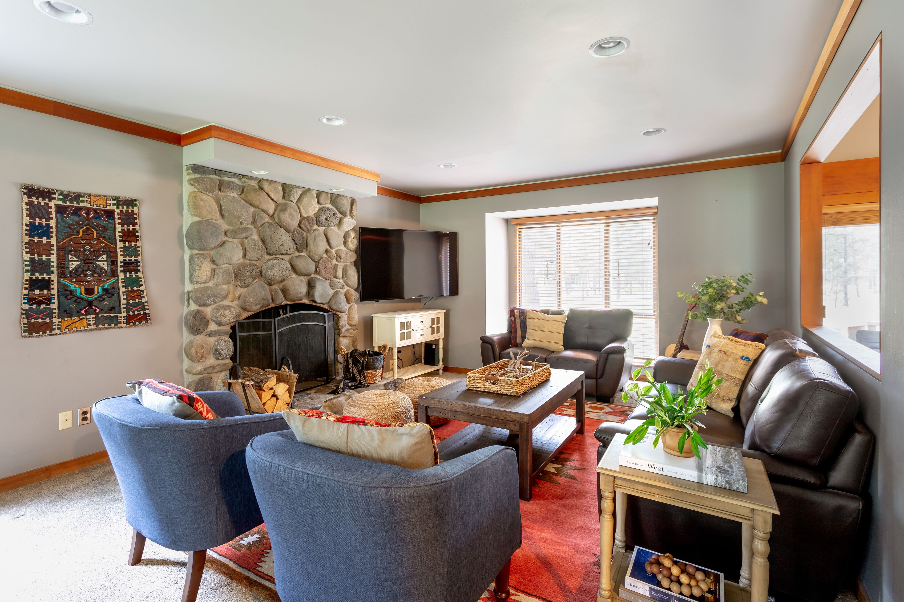 Smart TV, fireplace, ping pong, offices