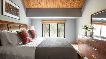 7 bedrooms, desk, iron/ironing board, travel crib
