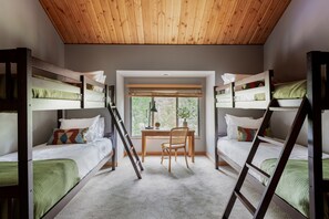 7 bedrooms, desk, iron/ironing board, travel cot