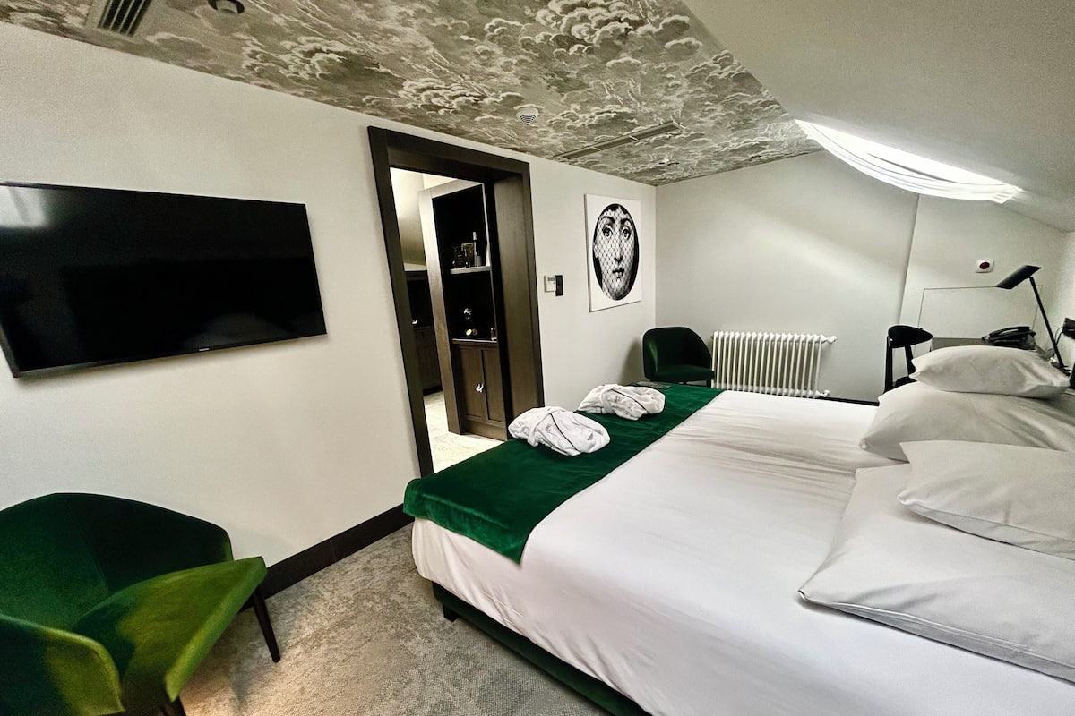 Studiosuite – junior, 1 kingsize-seng med sovesofa, ikke-røyk (Small Room with Sofabed) | Safe på rommet, skrivebord og skrivebord for bærbar PC