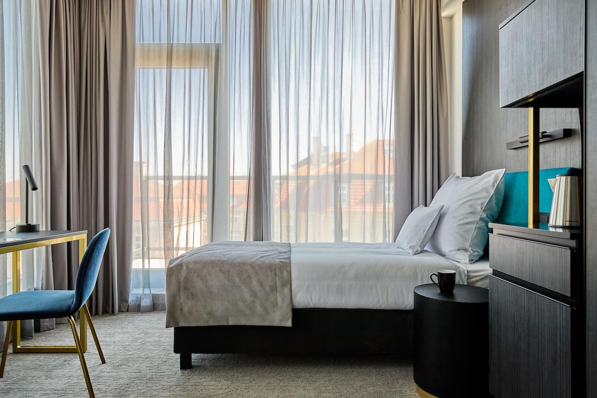 Deluxe Room, 1 Twin Bed, Non Smoking | 1 bedroom, in-room safe, desk, laptop workspace