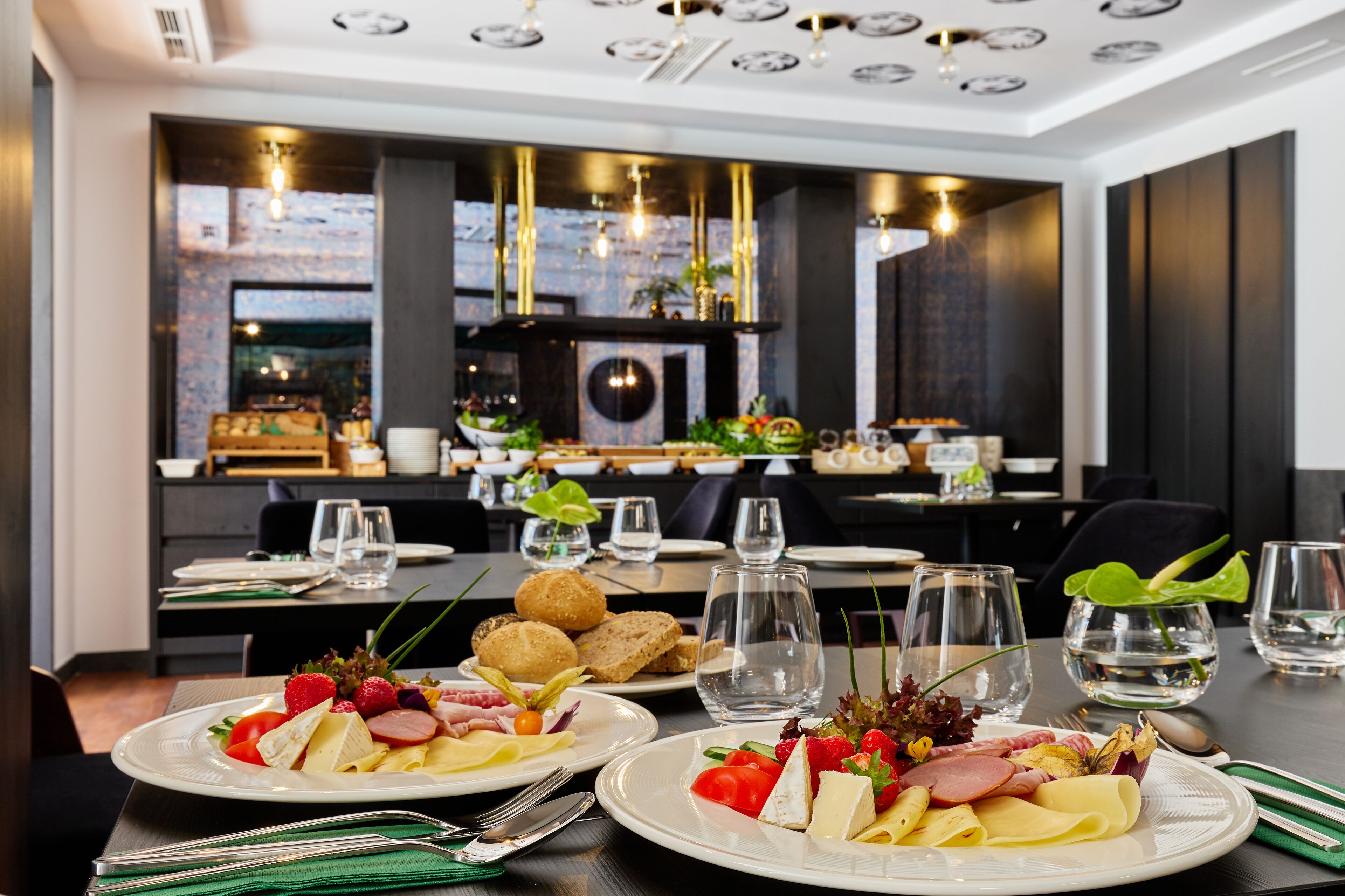 daily buffet breakfast (pln 79 per person)