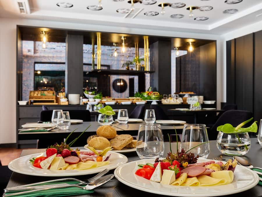 Daily buffet breakfast (PLN 79 per person)